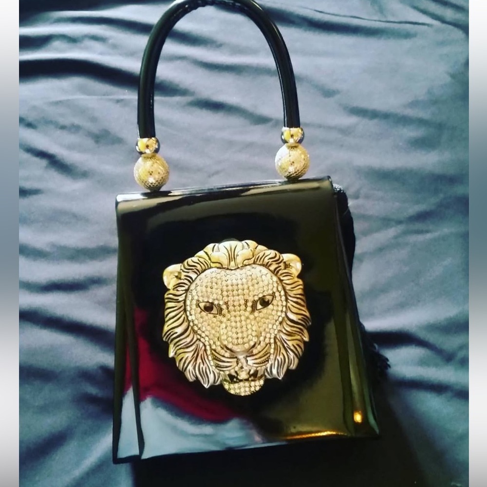 Black Vintage Handle Silver Lion Handbag